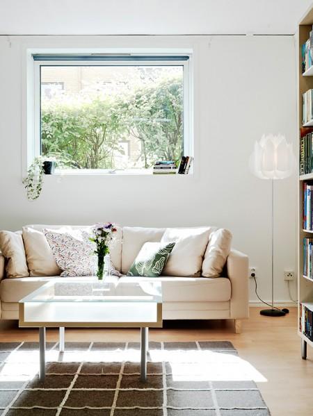 suelo de tarima suelo de gress negro sofa blanco separación de salón y cama separación de ambientes mini pisos mampara en el salón lámpara de diseño diseño de interires decoración espacios pequeños decoración de interiores decoración de estudios pequeños cocinas blancas 