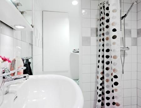 suelo de tarima suelo de gress negro sofa blanco separación de salón y cama separación de ambientes mini pisos mampara en el salón lámpara de diseño diseño de interires decoración espacios pequeños decoración de interiores decoración de estudios pequeños cocinas blancas 