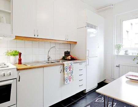 suelo de tarima suelo de gress negro sofa blanco separación de salón y cama separación de ambientes mini pisos mampara en el salón lámpara de diseño diseño de interires decoración espacios pequeños decoración de interiores decoración de estudios pequeños cocinas blancas 