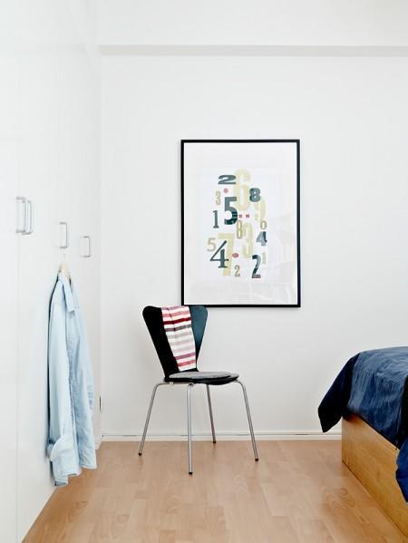 suelo de tarima suelo de gress negro sofa blanco separación de salón y cama separación de ambientes mini pisos mampara en el salón lámpara de diseño diseño de interires decoración espacios pequeños decoración de interiores decoración de estudios pequeños cocinas blancas 