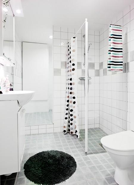 suelo de tarima suelo de gress negro sofa blanco separación de salón y cama separación de ambientes mini pisos mampara en el salón lámpara de diseño diseño de interires decoración espacios pequeños decoración de interiores decoración de estudios pequeños cocinas blancas 