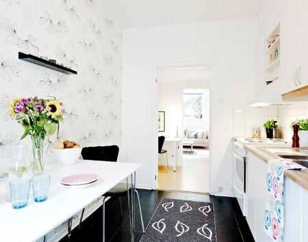 suelo de tarima suelo de gress negro sofa blanco separación de salón y cama separación de ambientes mini pisos mampara en el salón lámpara de diseño diseño de interires decoración espacios pequeños decoración de interiores decoración de estudios pequeños cocinas blancas 