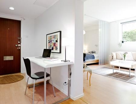 suelo de tarima suelo de gress negro sofa blanco separación de salón y cama separación de ambientes mini pisos mampara en el salón lámpara de diseño diseño de interires decoración espacios pequeños decoración de interiores decoración de estudios pequeños cocinas blancas 