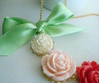 COLLAR ROSAS