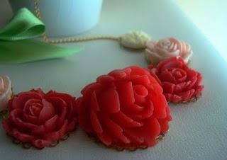 COLLAR ROSAS