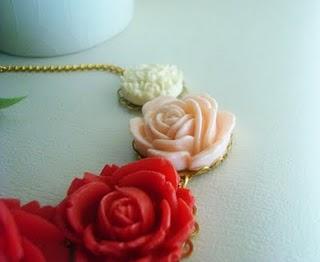 COLLAR ROSAS