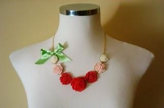 COLLAR ROSAS
