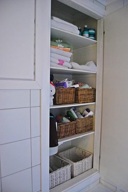 Nuevos usos: Cajas de cocina Rationell de ikea en el armario del baño