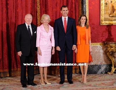 Los Príncipes de Asturias reciben al Gobernador de Australia.  Dña. Letizia vistió de naranja. Imágenes