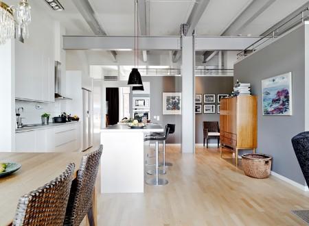 Aires de loft en un sexto piso vigas de metal piso nórdico muebles de balcón loft lámparas de estilo industrial grandes ventanales diseño de interiores decoración sueca decoración nórdica cocinas modernas cocinas blancas barra en la cocina