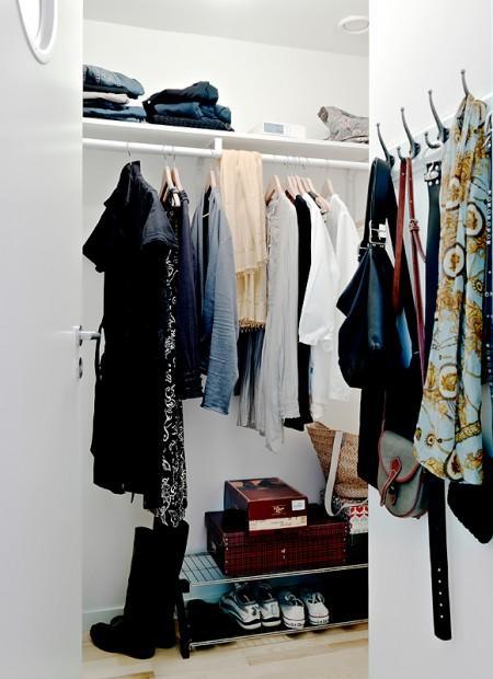 Aires de loft en un sexto piso vigas de metal piso nórdico muebles de balcón loft lámparas de estilo industrial grandes ventanales diseño de interiores decoración sueca decoración nórdica cocinas modernas cocinas blancas barra en la cocina