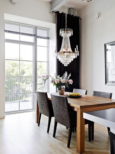 Aires de loft en un sexto piso vigas de metal piso nórdico muebles de balcón loft lámparas de estilo industrial grandes ventanales diseño de interiores decoración sueca decoración nórdica cocinas modernas cocinas blancas barra en la cocina