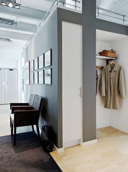 Aires de loft en un sexto piso vigas de metal piso nórdico muebles de balcón loft lámparas de estilo industrial grandes ventanales diseño de interiores decoración sueca decoración nórdica cocinas modernas cocinas blancas barra en la cocina