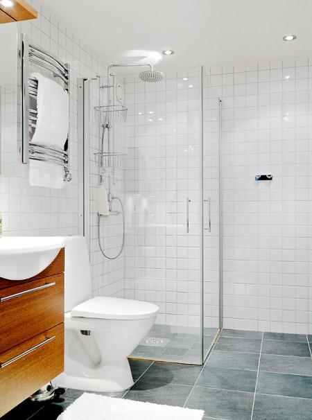 Aires de loft en un sexto piso vigas de metal piso nórdico muebles de balcón loft lámparas de estilo industrial grandes ventanales diseño de interiores decoración sueca decoración nórdica cocinas modernas cocinas blancas barra en la cocina