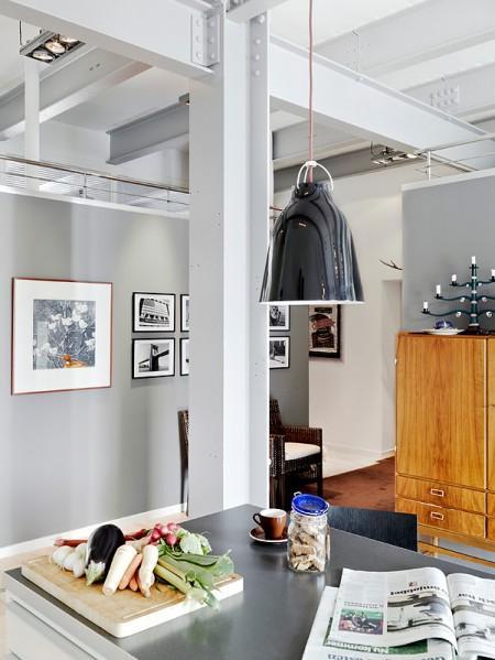 Aires de loft en un sexto piso vigas de metal piso nórdico muebles de balcón loft lámparas de estilo industrial grandes ventanales diseño de interiores decoración sueca decoración nórdica cocinas modernas cocinas blancas barra en la cocina