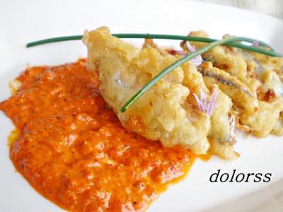Boquerones rellenos en tempura con salsa de pimientos