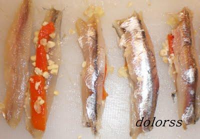 Boquerones rellenos en tempura con salsa de pimientos