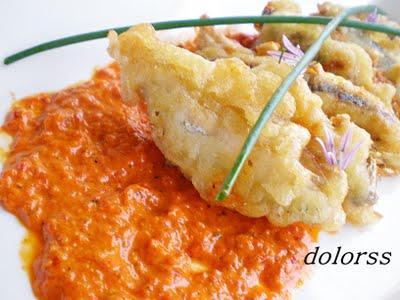 Boquerones rellenos en tempura con salsa de pimientos