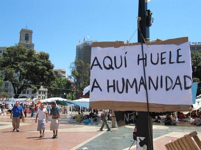 CAMINAR POR LAS RAMBLAS: ENTRE ESTATUAS VIVIENTES E INDIGNADOS