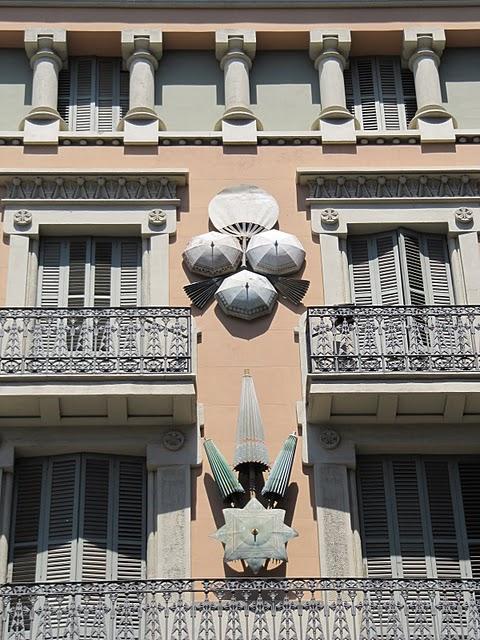 CAMINAR POR LAS RAMBLAS: ENTRE ESTATUAS VIVIENTES E INDIGNADOS