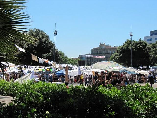 CAMINAR POR LAS RAMBLAS: ENTRE ESTATUAS VIVIENTES E INDIGNADOS