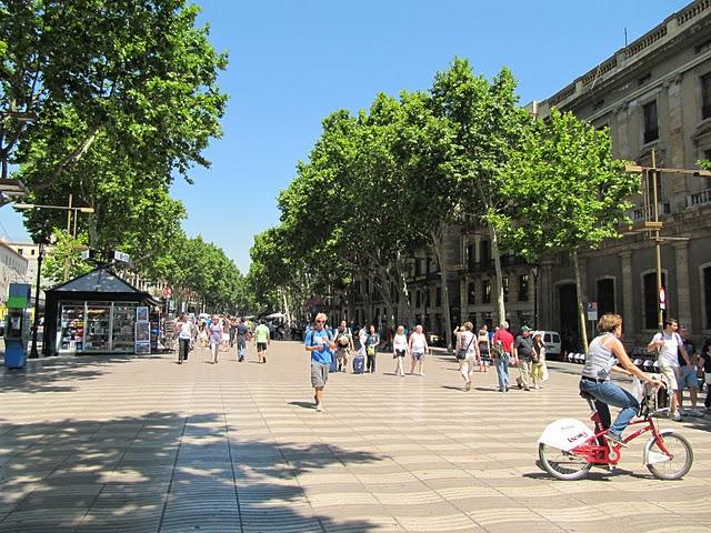 CAMINAR POR LAS RAMBLAS: ENTRE ESTATUAS VIVIENTES E INDIGNADOS