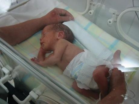 Un bebé descansa en la unidad de cuidados intensivos Un bebé descansa en la unidad de cuidados intensivos