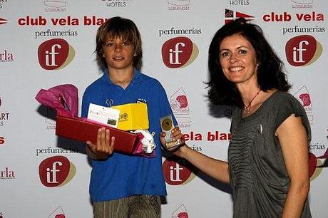 Joan Costa recibe su premio de manos de Nuria March