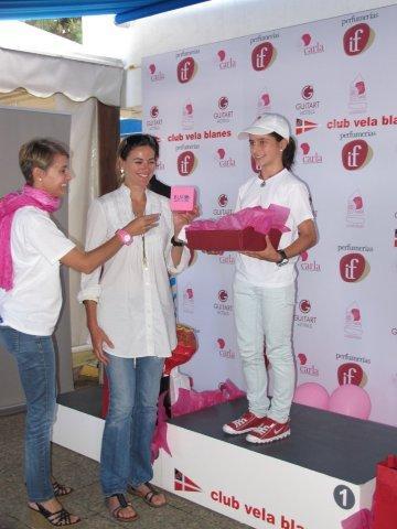 Victoria Ivaylova recibe su premio de manos de Natalia Via-Dufresne