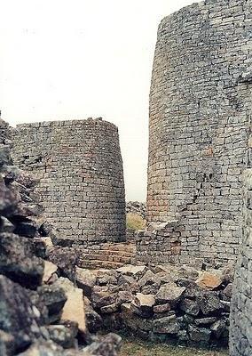 425px-Tower,_Great_Zimbabwe1.jpg