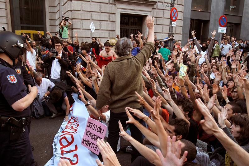 LA INDIGNACIÓN SE ACAMPA EN VUESTRAS MENTES