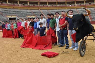 GESTO DE MANZANARES CON ALUMNOS DE LA ESCUELA TAURINA DE CÓRDOBA