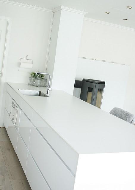Una cocina en blanco