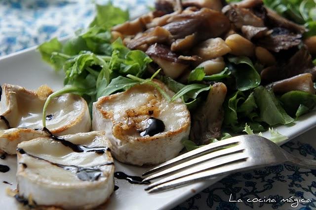 Ensalada templada con shiitake y queso de cabra