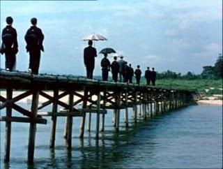 AGUAS TRANQUILAS BAJO PUENTES DE MADERA