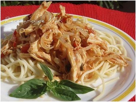 ESPAGUETIS CON POLLO DESMECHADO