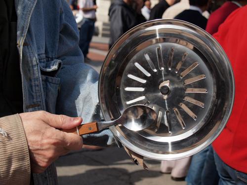 Cientos de personas se manifiestan con una cacerolada en Valladolid