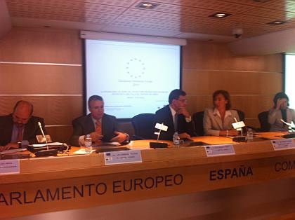 Momentos de una de las mesas parlamentarias en el Forum, integrada, entre otros, por (de izquierda a derecha): el Sr. Emilio de la Guardia, Banco Europeo de Inversiones (izda), el Sr. Salvador Garriga, Parlamento Europeo y el Sr. Antonio Quero,  de la Comisión Europea.