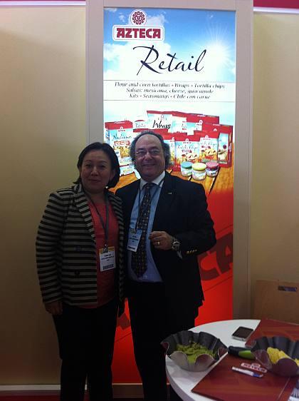 La Sra. Wenddy Alva, Responsable de Ventas de Azteca Foods Europe, S.A. junto al Sr. José R. Ferré, Presidente de Ferré & Consulting Group, en el stand de Azteca Foods Europe, S.A.