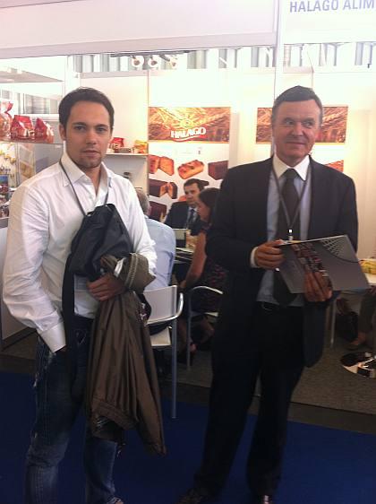 •	El Sr. Ángel Mª Yarnoz Berastegui, Director Comercial de Halago Alimentaria, S.A. (dcha) junto al Sr. Xavier Mariné, Manager of Technical and Marketing Departments de Ferré & Consulting Group (izda), durante su encuentro en la Feria de PLMA.