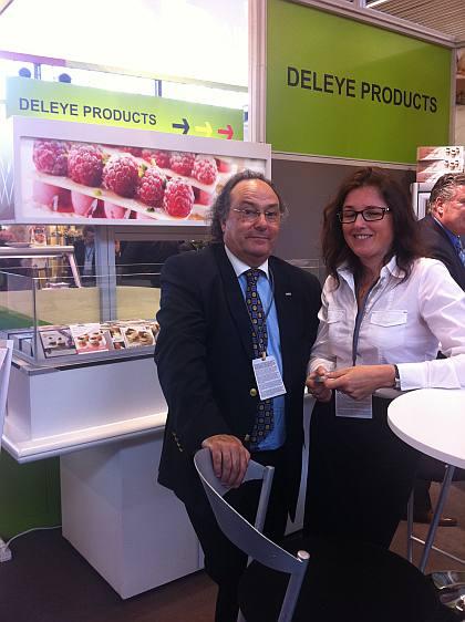 La Sra. Els Bruneel, Sales de la empresa Deleye Products durante su encuentro con el Sr. José R. Ferré, Presidente de Ferré & Consulting Group, en la Feria PLMA.