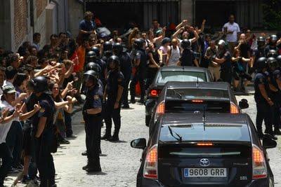 “Indignados”  por doquier: del kilómetro cero al Congreso, en Les Corts Valencianes, en las plazas de todas las villas…