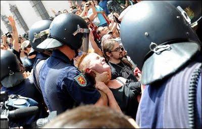 “Indignados”  por doquier: del kilómetro cero al Congreso, en Les Corts Valencianes, en las plazas de todas las villas…