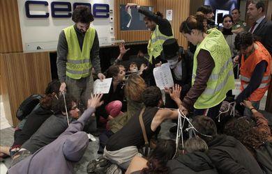 “Indignados”  por doquier: del kilómetro cero al Congreso, en Les Corts Valencianes, en las plazas de todas las villas…