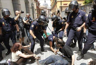 “Indignados”  por doquier: del kilómetro cero al Congreso, en Les Corts Valencianes, en las plazas de todas las villas…