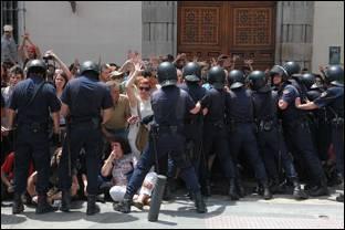 “Indignados”  por doquier: del kilómetro cero al Congreso, en Les Corts Valencianes, en las plazas de todas las villas…