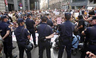 “Indignados”  por doquier: del kilómetro cero al Congreso, en Les Corts Valencianes, en las plazas de todas las villas…