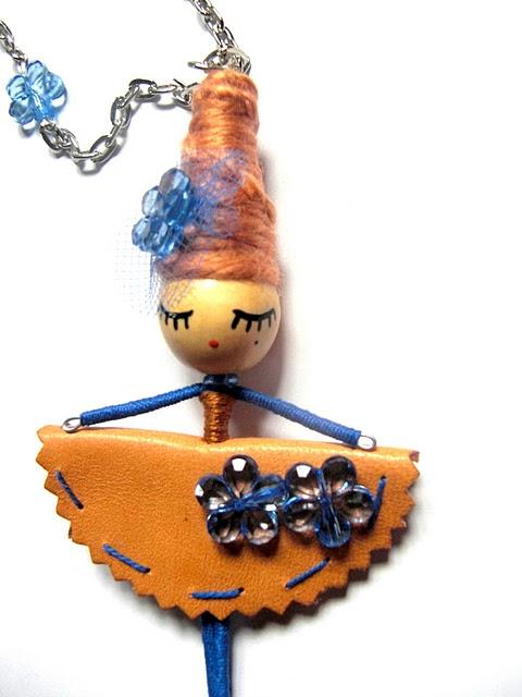 Azul eléctrico y piel.