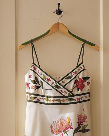 evitar que caiga la ropa de las perchas