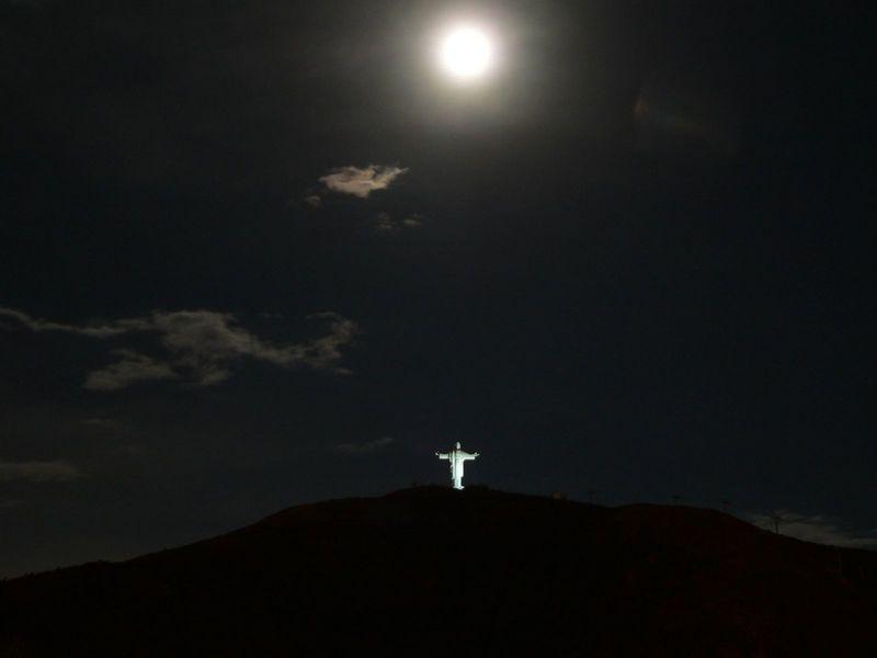 Cristo de la Concordia de noche